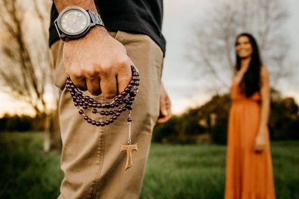 Comment personnaliser un objet pour un photographe avec une touche religieuse ou spirituelle