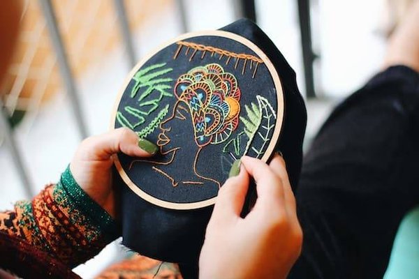 Comment personnaliser un cadeau avec une photo, une gravure, une broderie ou un message pour un homme qui aime la photographie ?