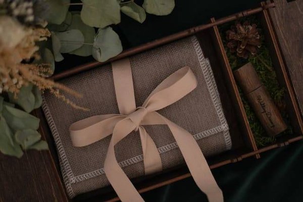 Comment emballer un cadeau de manière élégante et originale pour un homme qui aime la photographie de mariage ?