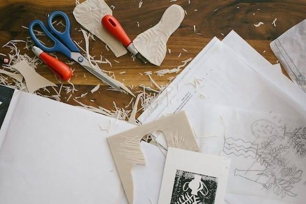Comment partager ses créations DIY de cadeaux personnalisés pour hommes qui aiment la photographie de mariage avec d'autres passionnés ?