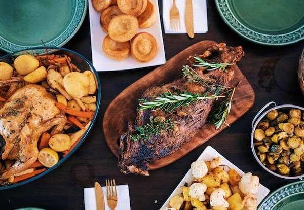 Comment préparer un repas de Noël traditionnel et savoureux pour offrir des cadeaux personnalisés pour hommes qui aiment la photographie ?